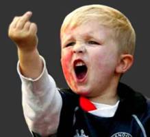 As crianças aprendem por imitação do comportamento dos adultos.